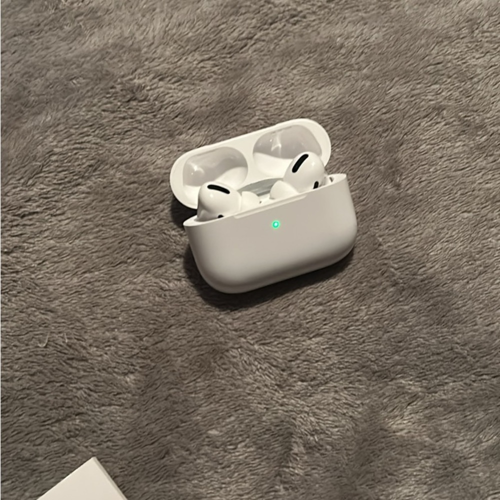 Apple AirPods Pro with MagSafe Charging Case